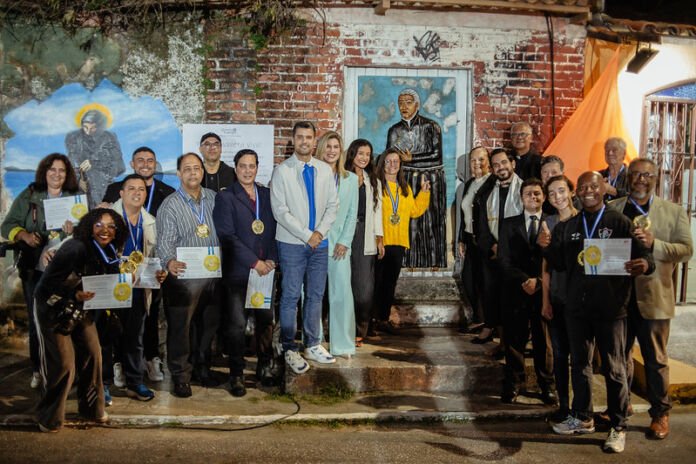 A Prefeitura de Maricá, por meio da Secretaria de Turismo, Comércio, Indústria Mercado Interno; e do Instituto de Ciência, Tecnologia e Inovação (ICTIM), celebrou a criação da Medalha Alexandra Lambraki de Comunicação, lançada na noite desta quinta-feira (31/07), em parceria com o Grupo de Artistas de Maricá (GAM) e a Associação de Imprensa de Maricá (AIM).