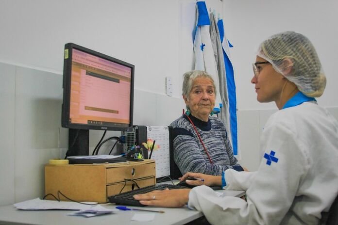 A Prefeitura de Maricá, por meio da Secretaria de Saúde, realizou 1.013 acolhimentos no sábado (02/08) nas Unidades de Saúde da Família (USF) do distrito 1 - Centro, durante o primeiro dia de funcionamento por regiões dos serviços de Atenção Primária aos fins de semana.