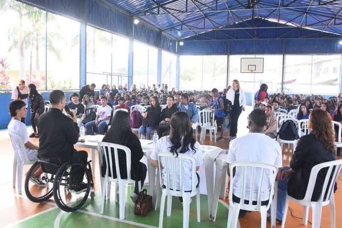 A Escola Municipalizada de Inoã recebeu, nesta quarta-feira (06/08), mais uma edição da 2ª Bienal da UMES, com atividades voltadas ao combate ao bullying e à valorização da diversidade nas escolas.