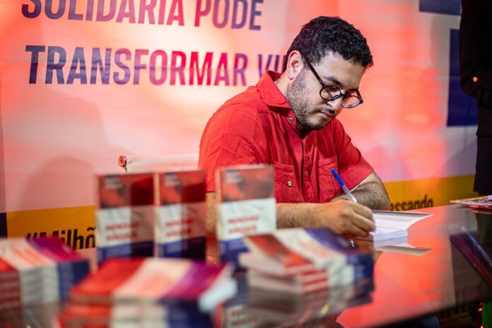 Com apoio da Prefeitura de Maricá, a abertura do 24º Congresso da Rede Mundial de Renda Básica (BIEN 2025), realizada nesta segunda-feira (25/08), em Maricá, recebeu no Cine Henfil, o lançamento do livro “Moedas Sociais – A Moeda Mumbuca de Maricá e outros exemplos”, de Diego Zeidan.
