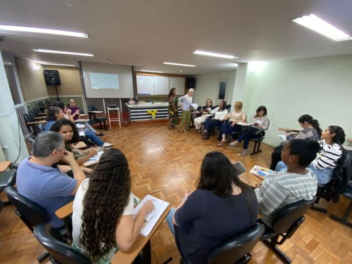 A Secretaria Municipal de Saúde de Niterói realizou nesta terça-feira (26) o primeiro encontro do Curso de Multiplicadores da Iniciativa Unidade Básica Amiga da Amamentação (IUBAAM), voltado para profissionais da rede, com o objetivo de capacitar multiplicadores para disseminar melhores práticas de amamentação e fortalecer a saúde materno-infantil.