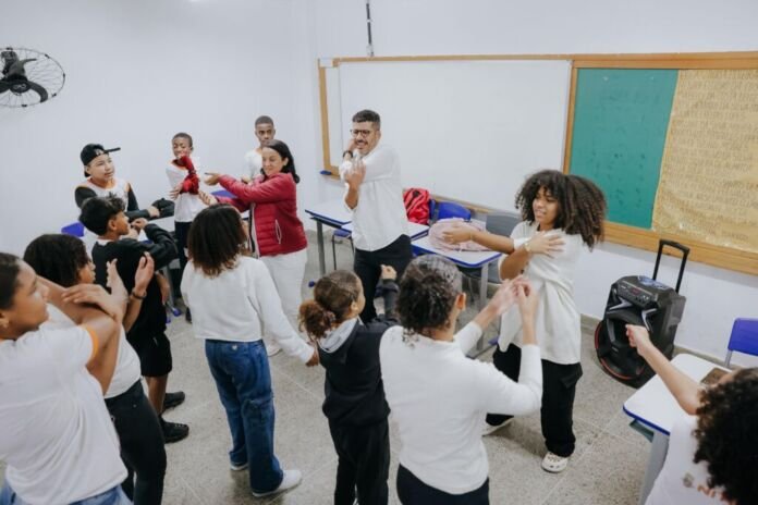 A Prefeitura de Niterói ampliou o programa Quarta Presente na Escola, que agora beneficia cerca de 9 mil estudantes da rede municipal com atividades esportivas, de arte e cultura.