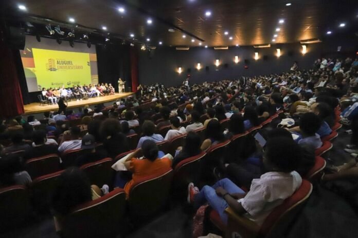 Numa cerimônia marcada por histórias emocionantes de sacrifício e superação, alunos de instituições públicas e privadas de Niterói começaram a receber, nesta segunda-feira (18), o pagamento do Aluguel Universitário da Prefeitura, maior programa municipal do país de auxílio-moradia estudantil.