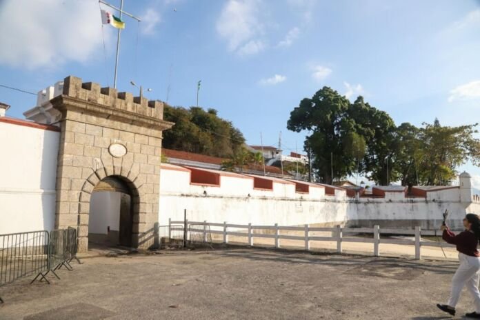 O prefeito de Niterói, Rodrigo Neves, se reuniu, nesta quinta-feira (14), no Forte do Gragoatá, com o general de brigada Alexander de Sá Vilela, comandante da Artilharia Divisionária da 1ª Divisão do Exército.
