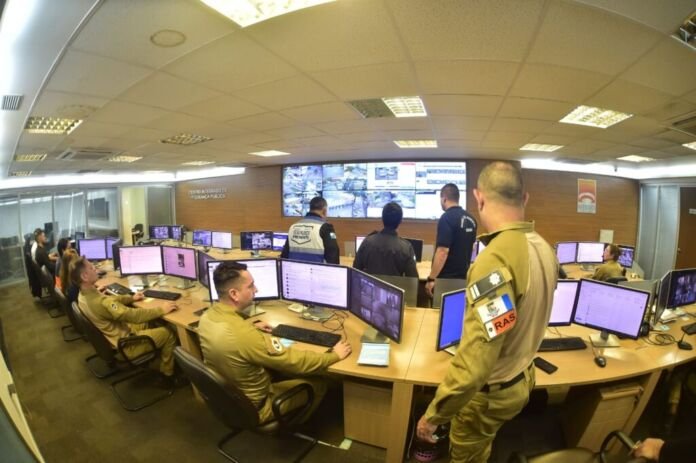 Cenas que parecem de filme, mas que fazem parte do dia a dia dos agentes que atuam no Centro Integrado de Segurança Pública (Cisp) da Prefeitura de Niterói, que completa 10 anos no dia 15 de agosto.