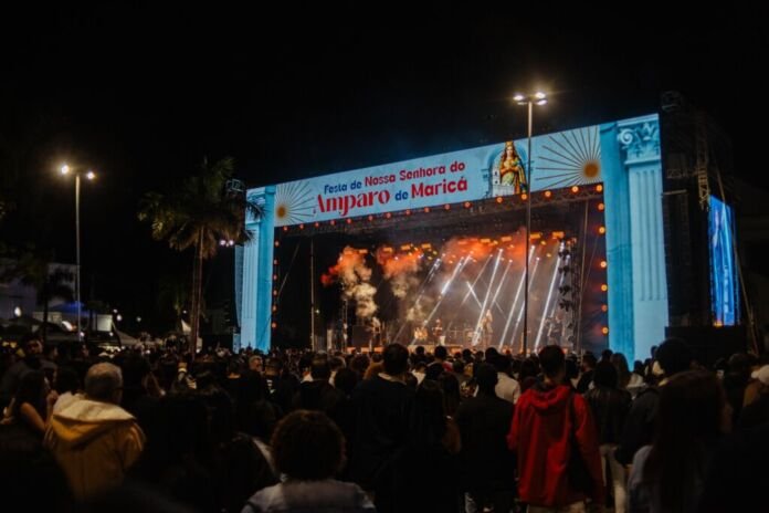 Fé, música e tradição marcam o primeiro dia de shows na Festa de N. S. do Amparo