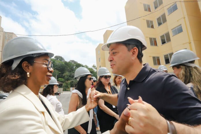 O prefeito de Niterói, Rodrigo Neves, vistoriou nesta segunda-feira (25) as obras do condomínio Jardim das Paineiras, no Badu.