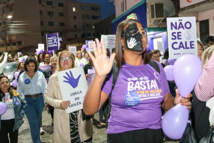 Com faixas, camisetas lilás e palavras de ordem ecoando pelas ruas do centro, a cidade de Saquarema recebeu, nesta terça-feira, 05 de agosto, uma mobilização em defesa das mulheres.