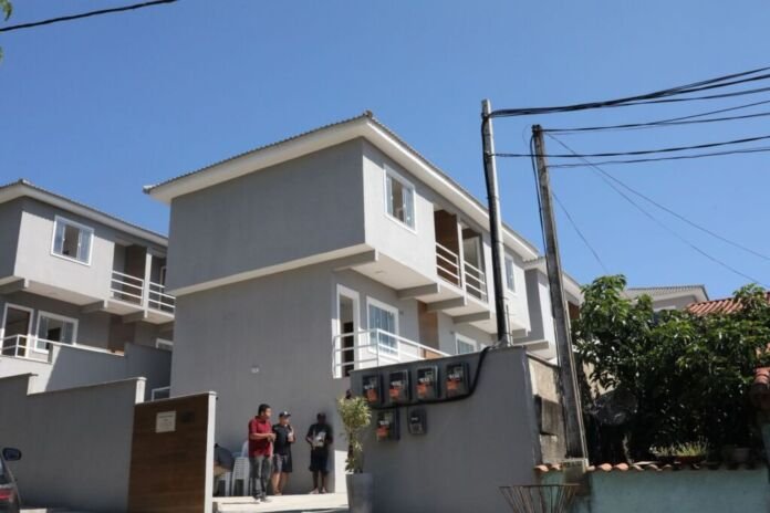 a entrega de novas unidades habitacionais do Projeto Melhorias, vinculado ao Programa Habitar.