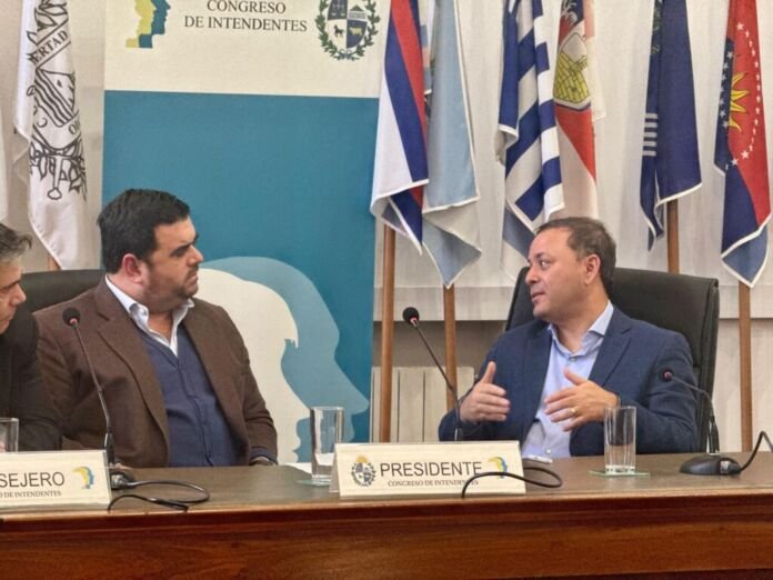 O prefeito de Niterói, Rodrigo Neves, se reuniu, nesta terça-feira (05), com os prefeitos de Paysandú, Nicolás Olivera, e de Montevidéu, Mario Bergara - que já foi Ministro da Economia e Presidente do Banco Central