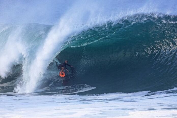 A organização do 7º Itacoatiara Big Wave (IBW), campeonato de ondas grandes de nível internacional, realizado na praia de Itacoatiara, em Niterói, emitiu o sinal verde e anunciou a disputa da prova para este domingo (17), a partir das 7h.