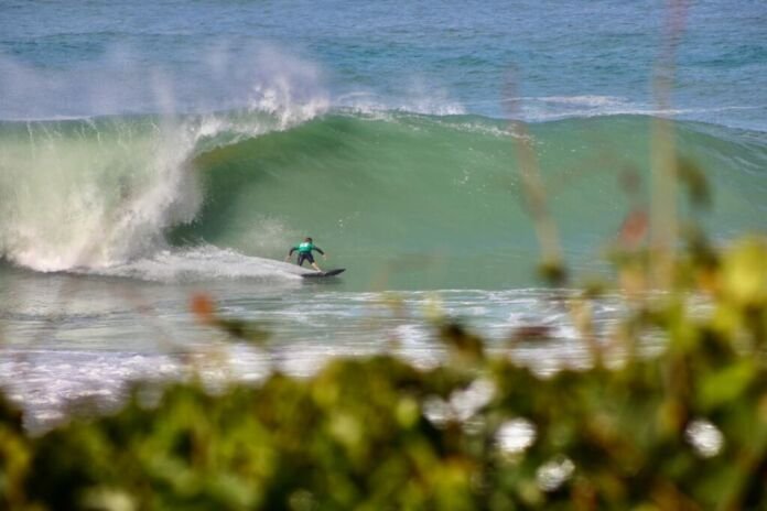 O prefeito de Niterói, Rodrigo Neves, compareceu, neste domingo (17), ao 7º Itacoatiara Big Wave (IBW), campeonato de ondas grandes de nível internacional, realizado na praia de Itacoatiara, na Região Oceânica de Niterói.