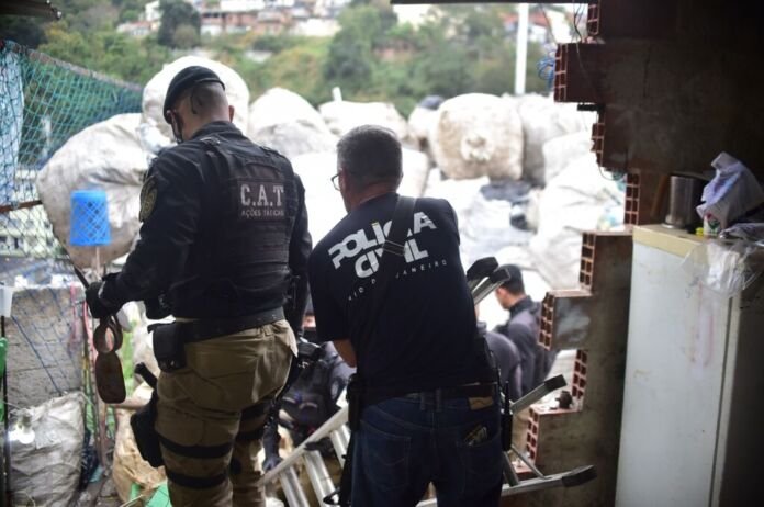 A Prefeitura de Niterói, por meio do Gabinete de Gestão Integrada (GGIM), e a Polícia Civil, através da 77ª DP (Icaraí), deflagraram, nesta segunda-feira (25), mais uma etapa da Operação Asfixia, no Morro do Abacaxi, no bairro do Fonseca.