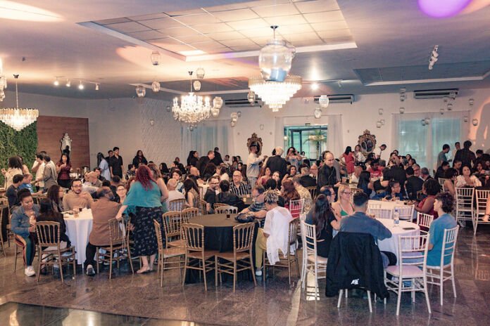 A Prefeitura de Maricá, por meio do Instituto de Ciência, Tecnologia e Inovação de Maricá (ICTIM) e da Secretaria de Cultura e das Utopias, concluiu nesta quinta-feira (18/09) a formação de 171 novos profissionais nas áreas de Cinema, Game e Carnaval, no espaço para eventos Diamond, em Ponta Grossa.