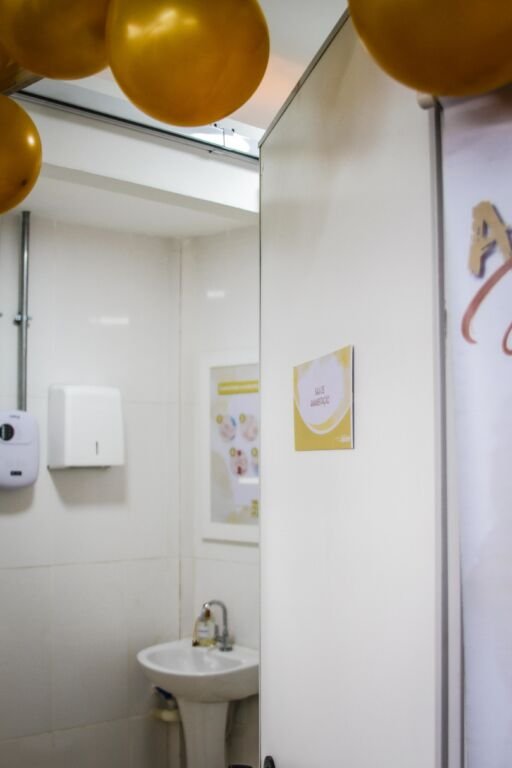 A Prefeitura de Maricá, por meio da Secretaria de Saúde, inaugurou nesta sexta-feira (29/08) a primeira Sala de Apoio à Mulher Trabalhadora que Amamenta, um espaço na sede da secretaria voltado para servidoras da área e funcionárias de órgãos parceiros que desejam manter a lactação após o retorno ao trabalho.