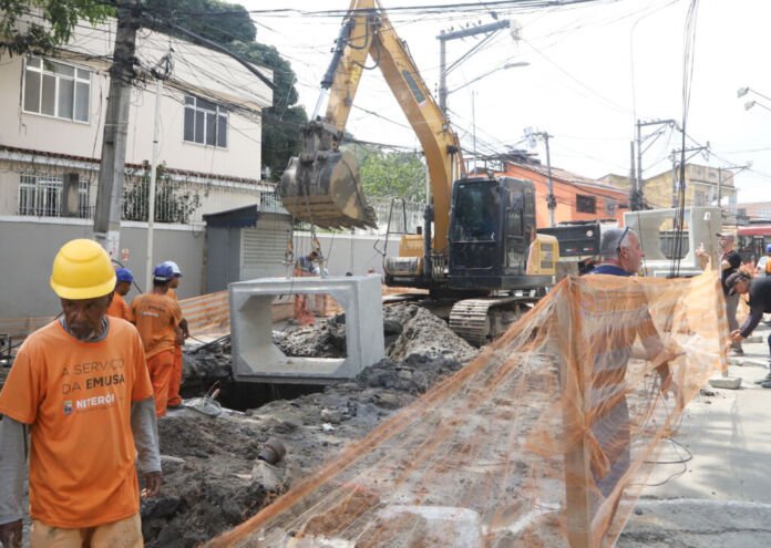IMG_4375 O prefeito de Niterói, Rodrigo Neves, vistoriou nesta sexta-feira (29) a execução das obras de macrodrenagem nos bairros do Barreto e Engenhoca, na Zona Norte.