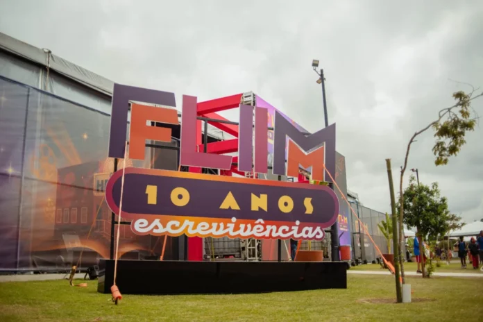 A Prefeitura de Maricá, por meio da Secretaria de Educação, abre, neste sábado (06/09), o segundo dia da 10ª Festa Literária Internacional de Maricá (FLIM 2025) segue neste sábado (06/09) com uma agenda intensa de atividades culturais, educativas e artísticas no Parque Nanci