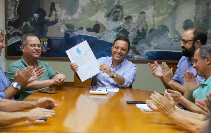 WhatsApp Image 2025-08-29 at 13.01.17 (2) O prefeito de Niterói, Rodrigo Neves, sancionou, nesta sexta-feira (29), a Lei do Taxista.