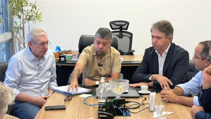 WhatsApp Image 2025-09-02 at 13.48.17 O prefeito de Maricá, Washington Quaquá, assinou na manhã desta terça-feira (02/09) o contrato que viabiliza a construção do Plaza Shopping Maricá, em reunião na sede da Companhia de Desenvolvimento de Maricá (Codemar).