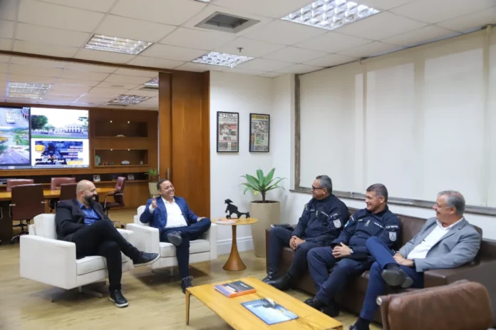 Com o objetivo de integrar ainda mais as propostas de segurança do município às políticas públicas implementadas pela Prefeitura no combate à violência, o prefeito de Niterói, Rodrigo Neves, recebeu nesta quinta-feira (04) o novo comandante do 4º Comando de Policiamento de Área (CPA), coronel Luiz Otávio Lopes da Rocha Lima.