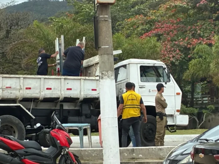 A Prefeitura de Niterói realizou, neste sábado, uma ação de ordenamento público na Praia de Itaipu, na Região Oceânica da cidade.