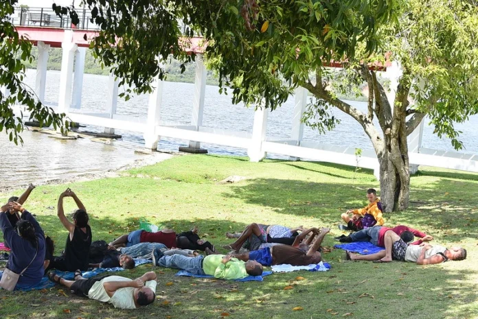 A Prefeitura de Maricá, por meio da Secretaria de Saúde, realizou nesta quarta-feira (15/10) oficinas terapêuticas do Centro de Atenção Psicossocial III (CAPS III) na orla da Lagoa de Jacaroá.