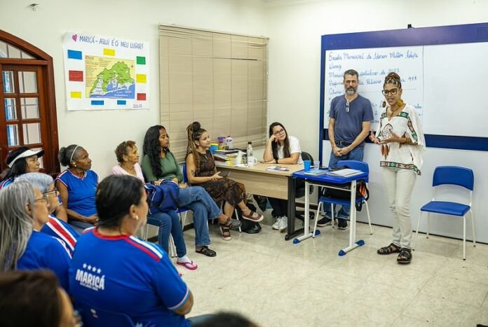 A Prefeitura de Maricá, por meio da Secretaria de Cultura e das Utopias, promoveu nesta terça-feira (28/10) a atividade “Poesia nas Escolas”, na Escola Municipal do Idoso Milton Felipe Diniz, no Centro.