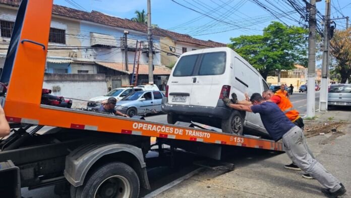 A Prefeitura de Niterói realizou, nesta quinta-feira (16), uma ação integrada com foco no ordenamento do espaço público na Avenida João Brasil, na Engenhoca