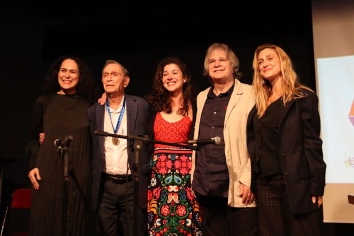 Na noite desta terça-feira (21/10), foi lançado oficialmente o “Rio de Versos – Festival Internacional de Poesia – Jornada Comemorativa 30ª Edição – Maricá 2025”, causando comoção na plateia, principalmente pela presença do homenageado Jorge Mautner