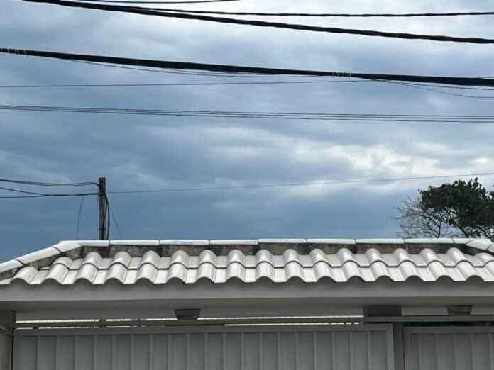A Defesa Civil de Maricá enviou um alerta, via SMS e redes sociais, sobre a previsão de pancadas de chuva moderadas a fortes, acompanhadas de ventania e raios, para todo o município maricaense.