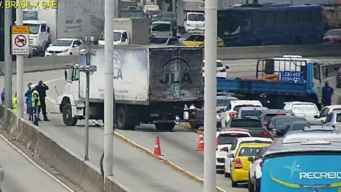 A medida foi tomada devido às retaliações de criminosos do Comando Vermelho (CV), que estão fechando vias importantes do Estado e trocando constantemente tiros com policiais militares e civis.