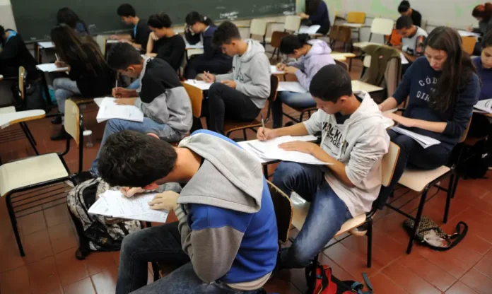 O Instituto Nacional de Estudos e Pesquisas Educacionais Anísio Teixeira (Inep) disponibilizou, nesta quinta-feira (23), o Cartão de Confirmação de Inscrição do Exame Nacional do Ensino Médio (Enem) 2025.