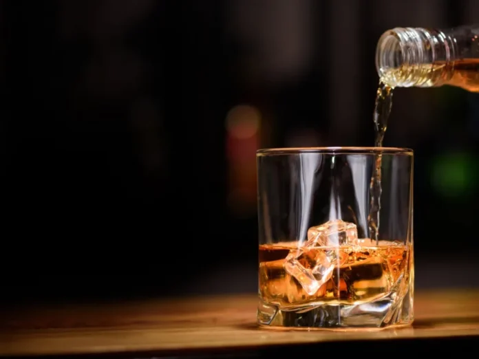 Na noite do último domingo, 5 de outubro, o Ministério da Saúde divulgou um novo boletim que aponta aumento nos casos suspeitos de intoxicação por metanol em bebidas alcoólicas (destilados).