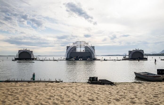 A Prefeitura de Maricá avança na montagem dos cenários que vão transformar a cidade em um grande mosaico natalino durante o Natal Brasilidade 2025.