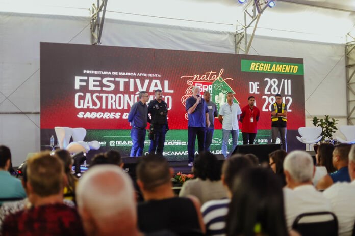 A Prefeitura de Maricá, por meio da Secretaria de Turismo, Comércio, Indústria e Mercado Interno, em parceria com a Maricá Arte, Roteiros e Experiências (MARÉ), realizou nesta quarta-feira (19/11), na Arena da Barra, uma reunião com empresários e empreendedores da gastronomia para alinhar os preparativos finais para a estreia do “Natal Brasilidade”.