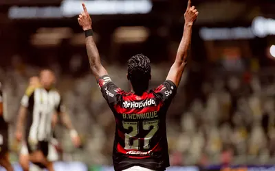 O Flamengo está a um passo de conquistar o Campeonato Brasileiro. O empate em 1 a 1 com o Atlético-MG, na noite desta terça-feira (25), na Arena MRV, em Belo Horizonte, foi um resultado que, apesar de não selar o título de forma imediata, deixou o Flamengo com as duas mãos na taça.