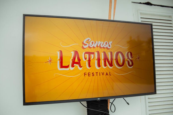 A Prefeitura de Maricá, por meio da companhia Maricá, Arte, Roteiros e Experiências (MARÉ), fez a abertura oficial do Festival Somos Latinos, na tarde desta quinta-feira (27/11) no museu Casa Darcy Ribeiro.