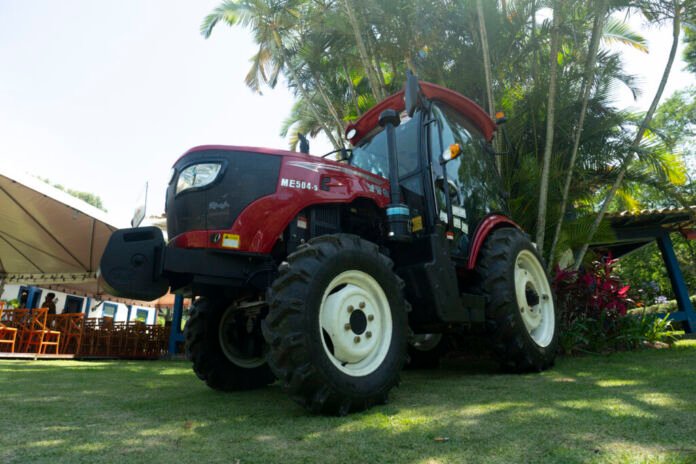 Acordo fábrica tratores Maricá - Foto de Matheus Alter (2) A Prefeitura de Maricá e um grupo formado por empresas chinesas firmaram, no início da tarde deste sábado (22/11), uma parceria tecnológica Brasil China