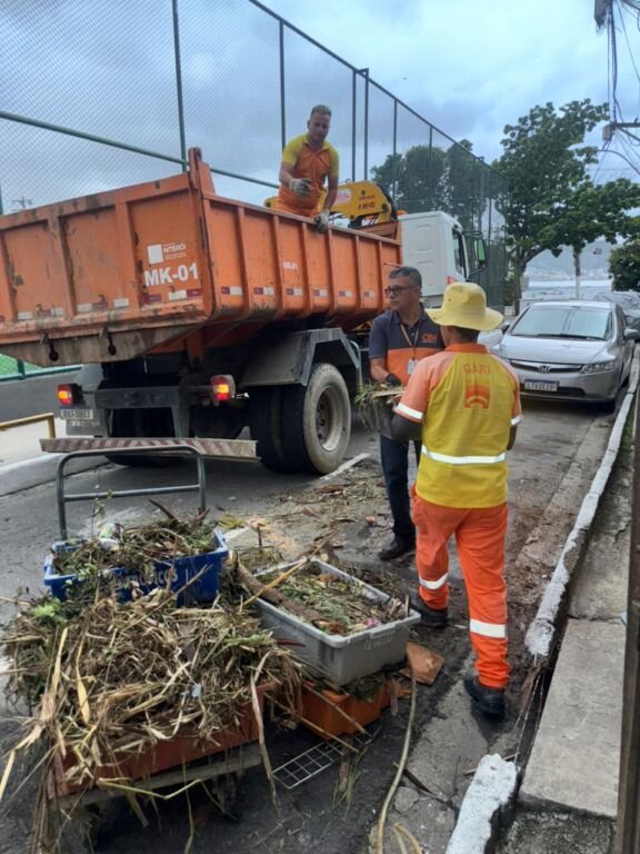 Moradores de Jurujuba participaram da 3ª edição do projeto “Bota Fora”, realizado pela Prefeitura por meio da Companhia de Limpeza de Niterói (Clin), voltado para o descarte correto de resíduos de grande volume.