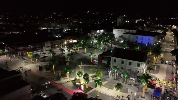 É hoje (22)! O Natal Brasilidade 2025, que está prestes a acontecer em Maricá (RJ), confirmou que contará com 10 carros alegóricos e 600 integrantes no desfile Parada Iluminada.