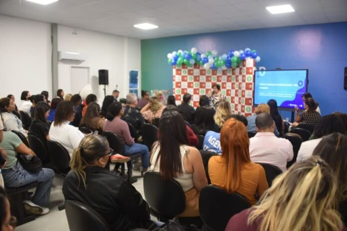 A Prefeitura de Maricá, por meio da Secretaria de Saúde, realizou nesta quinta-feira (06/11) o "1º Fórum de Imunização de Maricá", reunindo profissionais da rede municipal, convidados e acadêmicos da área no auditório da Codemar.