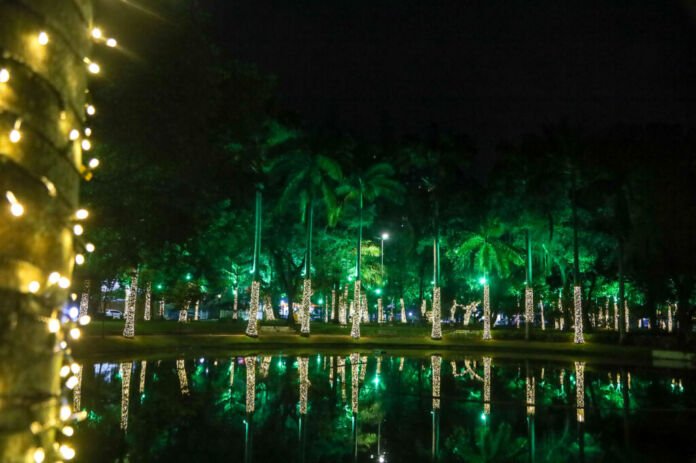 O Natal Estrelado Niterói, que tem a Estrela de Morávia como fio condutor unindo a cidade, será inaugurado nesta quarta-feira (26), com a iluminação das ruas em todas regiões da cidade e programação de corais e cantatas nos bairros.