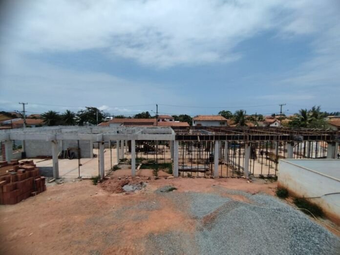 A Prefeitura de Saquarema, por meio da Secretaria Municipal de Obras Públicas, continua investindo na construção de novos complexos educacionais em todo o município.