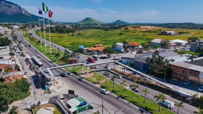 Uma operação da Polícia Militar (PM) apreendeu 63 frascos de lança-perfume durante uma abordagem na Rodovia Amaral Peixoto (RJ-106), na altura de Inoã.