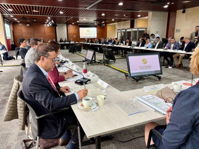 WhatsApp Image 2025-11-06 at 17.54.33 (3) Niterói foi destaque, nesta quinta-feira (6), no IV Fórum de Governos Locais e Regionais da União Europeia e América Latina e Caribe (UE–ALC), realizado em Bogotá, na Colômbia.