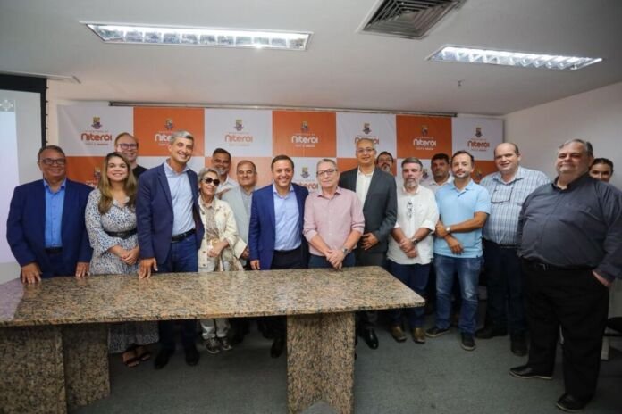 O Centro de Niterói está vivendo uma grande transformação. Nesta segunda-feira (10), o prefeito Rodrigo Neves assinou a ordem de início das obras de revitalização da Avenida Amaral Peixoto, que engloba ainda Rua da Conceição, Rua Dr. Celestino, Praça da República e vias transversais.