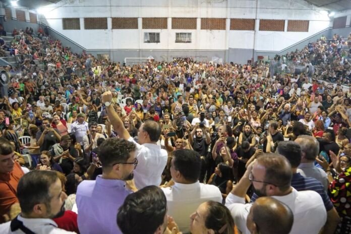 Em uma cerimônia com cerca de cinco mil pessoas, que lotaram o Clube Fonseca na noite desta quarta-feira (12), o prefeito de Niterói, Rodrigo Neves, sancionou a lei que concede um reajuste de 12% para o Programa Moeda Social Arariboia e institui o abono de Natal para as famílias cadastradas.