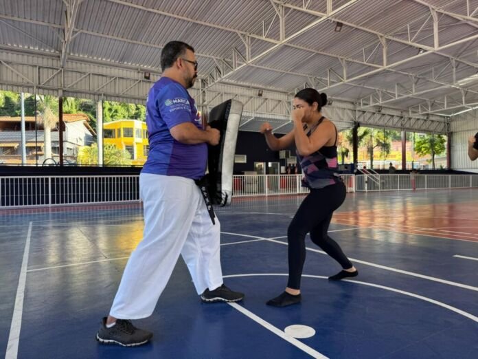 A Prefeitura de Maricá, por meio da Secretaria de Esportes, oferece gratuitamente aulas de defesa pessoal para mulheres através do programa Maricá Esporte Presente, nas Arenas Flamengo e Mumbuca