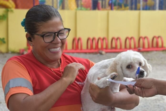 A Prefeitura de Maricá, por meio da Secretaria de Saúde, promoveu neste sábado (15/11) nova etapa da Campanha de Vacinação Antirrábica Animal 2025.