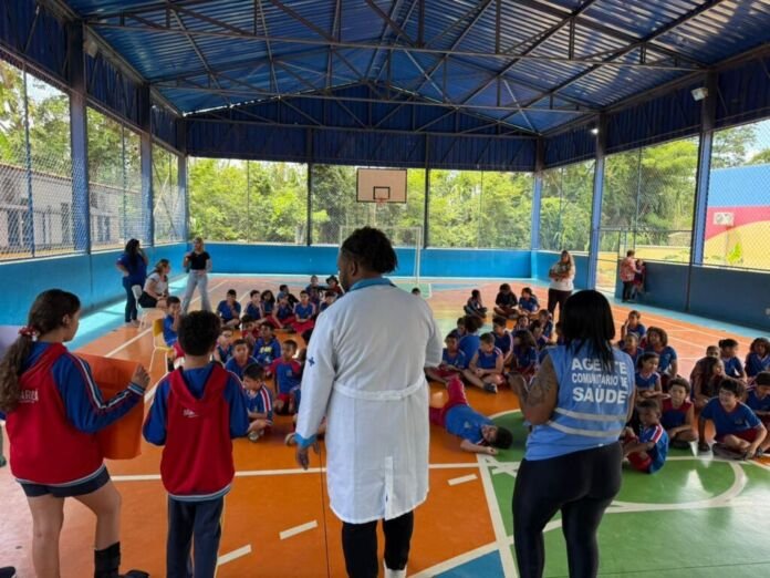 A Prefeitura de Maricá, por meio das secretarias de Saúde e Educação, realizou nesta terça-feira (18/11) uma ação do Programa Saúde na Escola (PSE) na Escola Municipal Professor Ataliba de Macedo Domingues, na Morada das Águias, em Itaipuaçu.